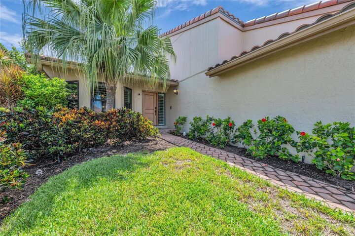 Property Photo:  2350 Harbour Oaks Drive  FL 34228 