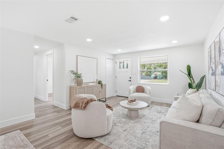 Property Photo: 1004 Idlebriar Way FL 34689