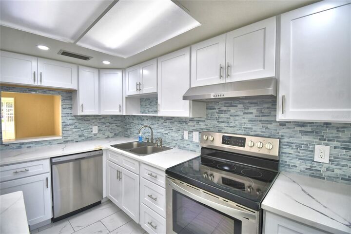 Property Photo:  333 Lake Howard Dr NW 102D  FL 33880 