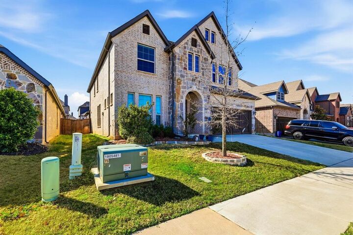 Property Photo: 2717 Calloway Creek Drive TX 76118