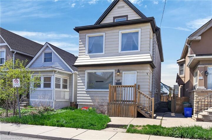 Property Photo:  207 Rosslyn Avenue N  ON L8L 7P8 