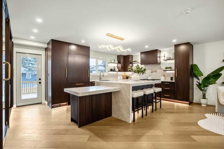 Property Photo:  216 Oakridge Place SW  AB T2V 1V2 