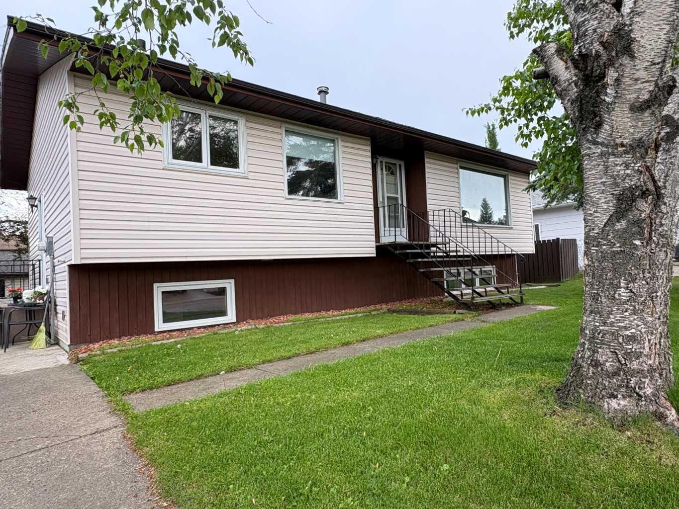 Property Photo:  5751 55 Street  AB T4T 1J7 