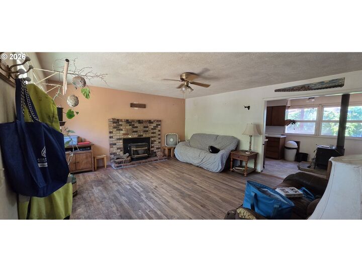Property Photo:  421 SE Sunset Ave  OR 97014 