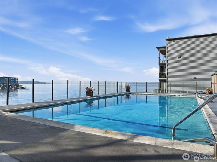 Property Photo:  515  Lake Street  S 102  WA 98033 