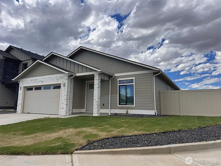 Property Photo:  581 S Oasis Loop  WA 98801 