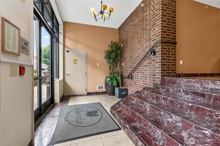 Property Photo:  124  Bellevue Avenue E 601  WA 98102 