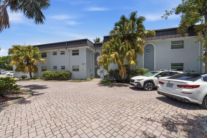 Property Photo: 1470 N Dixie Highway 43 FL 33304
