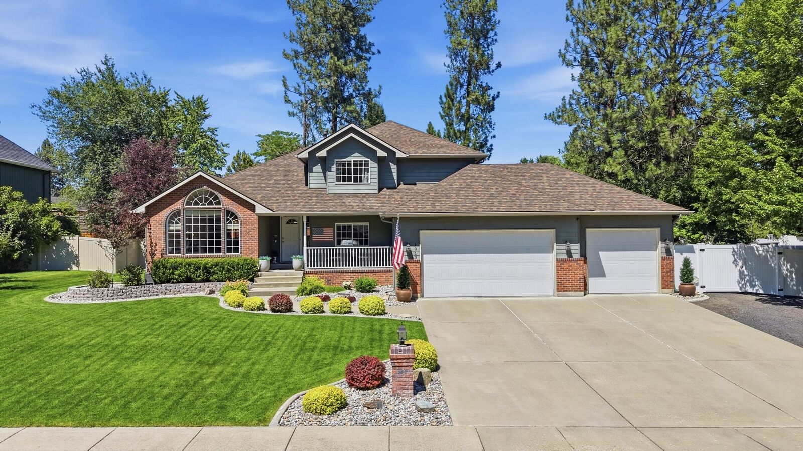 Property Photo: 1013 E Blackhawk Dr WA 99208