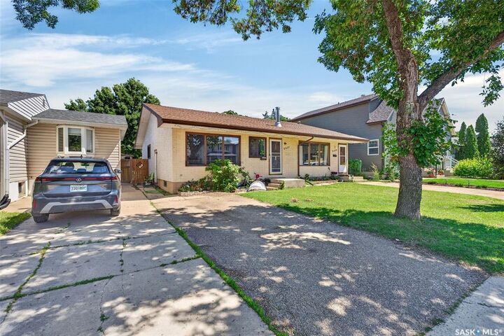 Property Photo:  2231-2233 St Andrews Avenue  SK S7M 0M4 