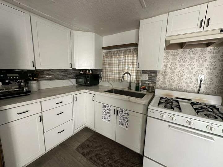 Property Photo: 560 W Pleasant Avenue 8 CA 93274