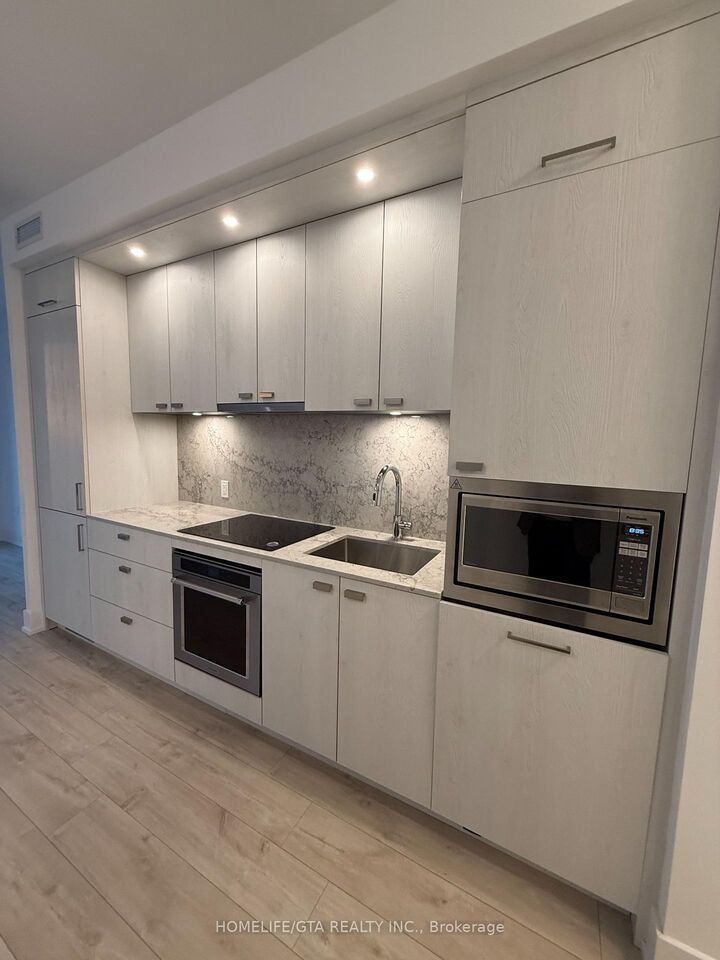 Property Photo: 10 Inn On The Park Drive 605 ON M3C 0P9