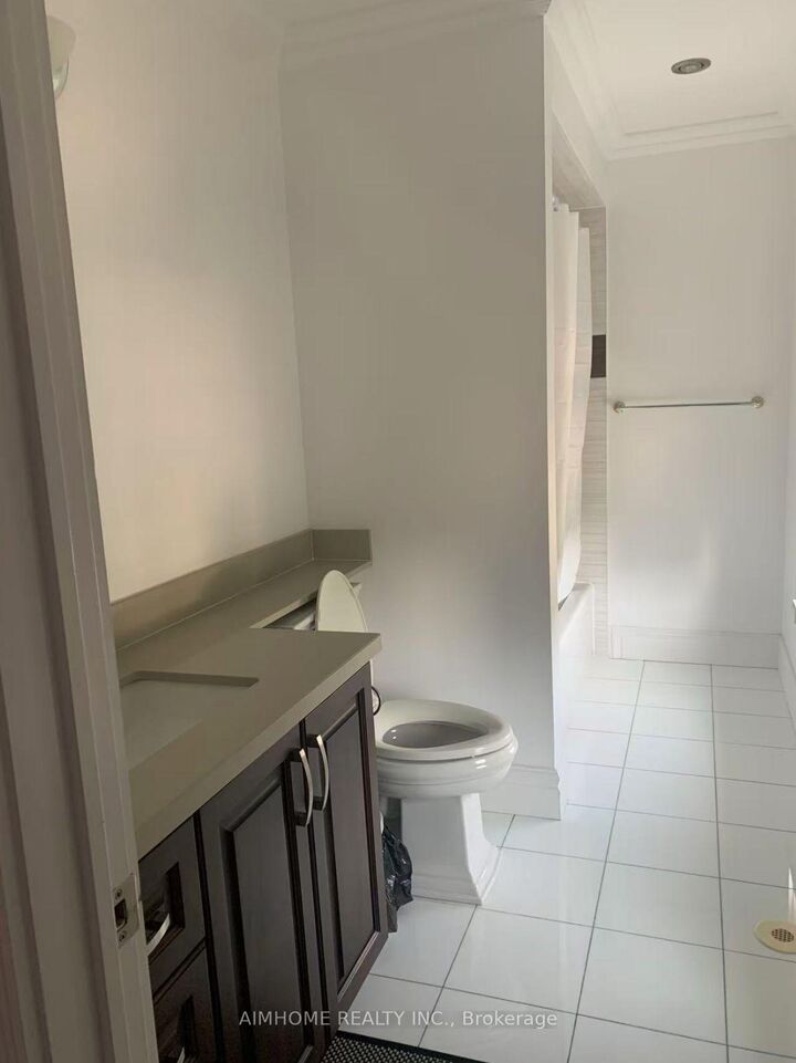 Property Photo: 24 Exchequer Place Room1 ON M1S 5R9