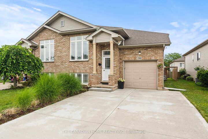 192 Oakcrest Avenue E — photo 1