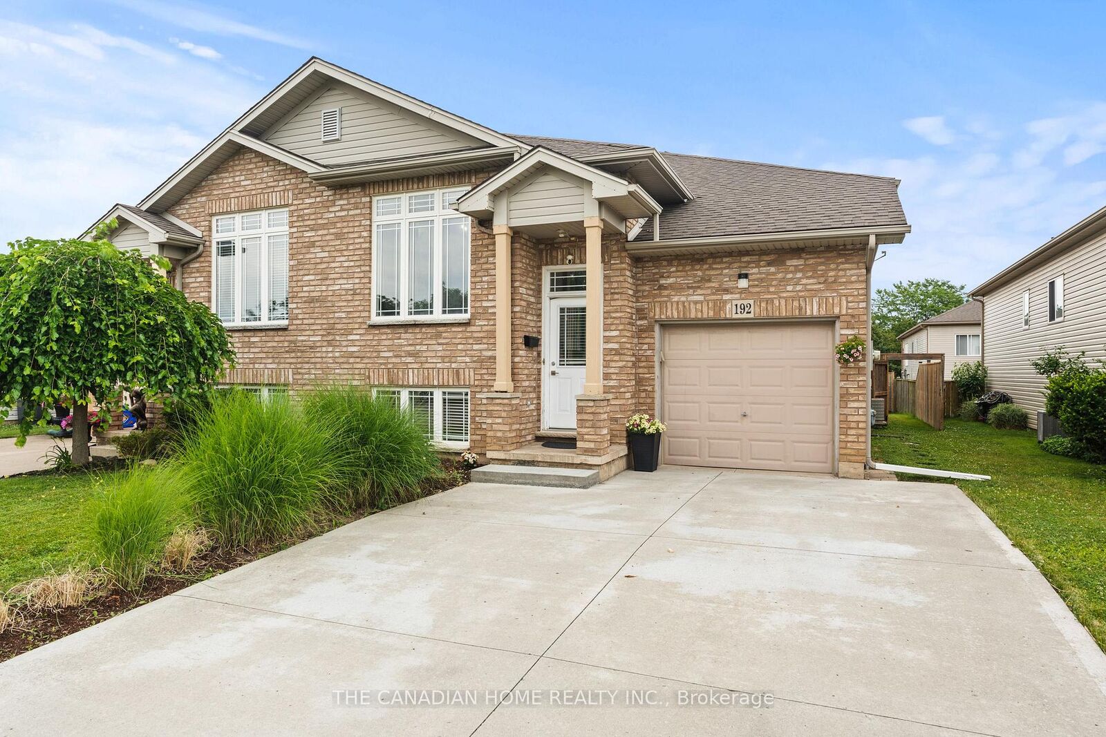 Property Photo:  192 Oakcrest Avenue E  ON L3C 7K3 