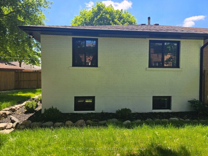Property Photo:  69 Marlin Court Main  ON L3Y 2W7 