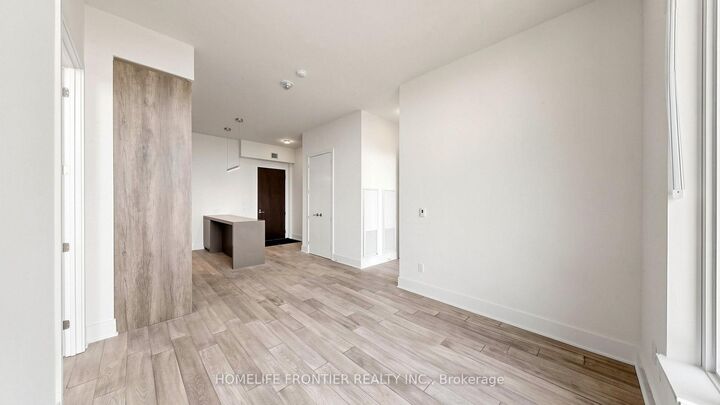 Property Photo: 11 Yorkville Avenue Lph6401 ON M4W 0B7