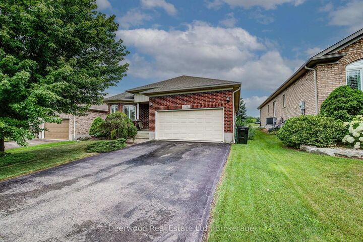 Property Photo: 156 Devonshire Drive 19 ON N3A 4J7