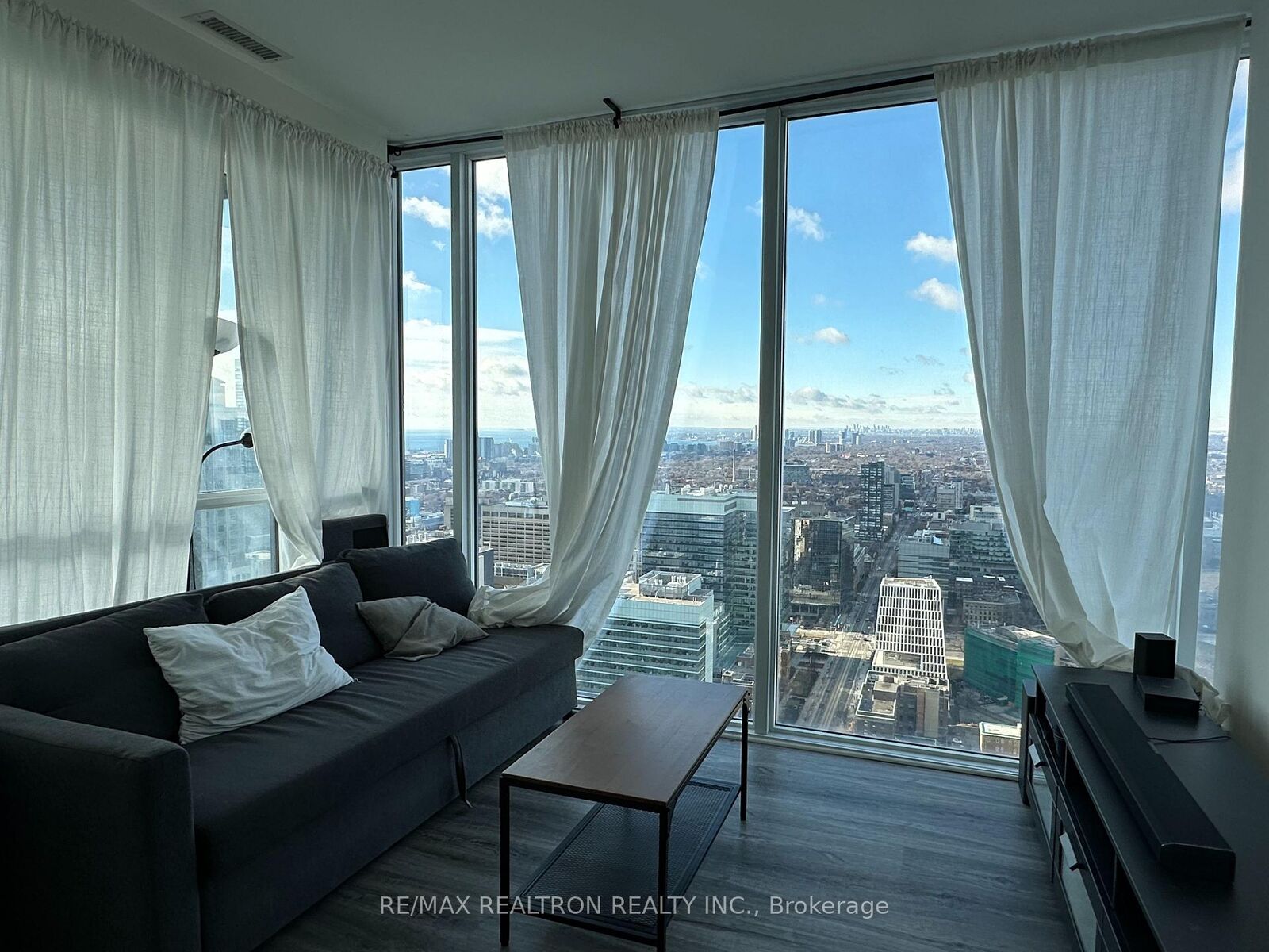 Property Photo:  15 Grenville Street 4603  ON M4Y 1A1 