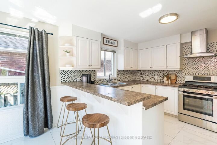 Property Photo: 359 Cundles Road W ON L4N 7C8