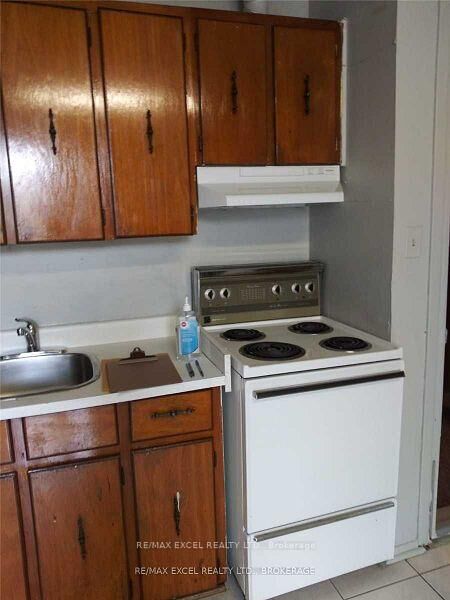 Property Photo:  2863 Dundas Street W 2  ON M6P 1Y9 