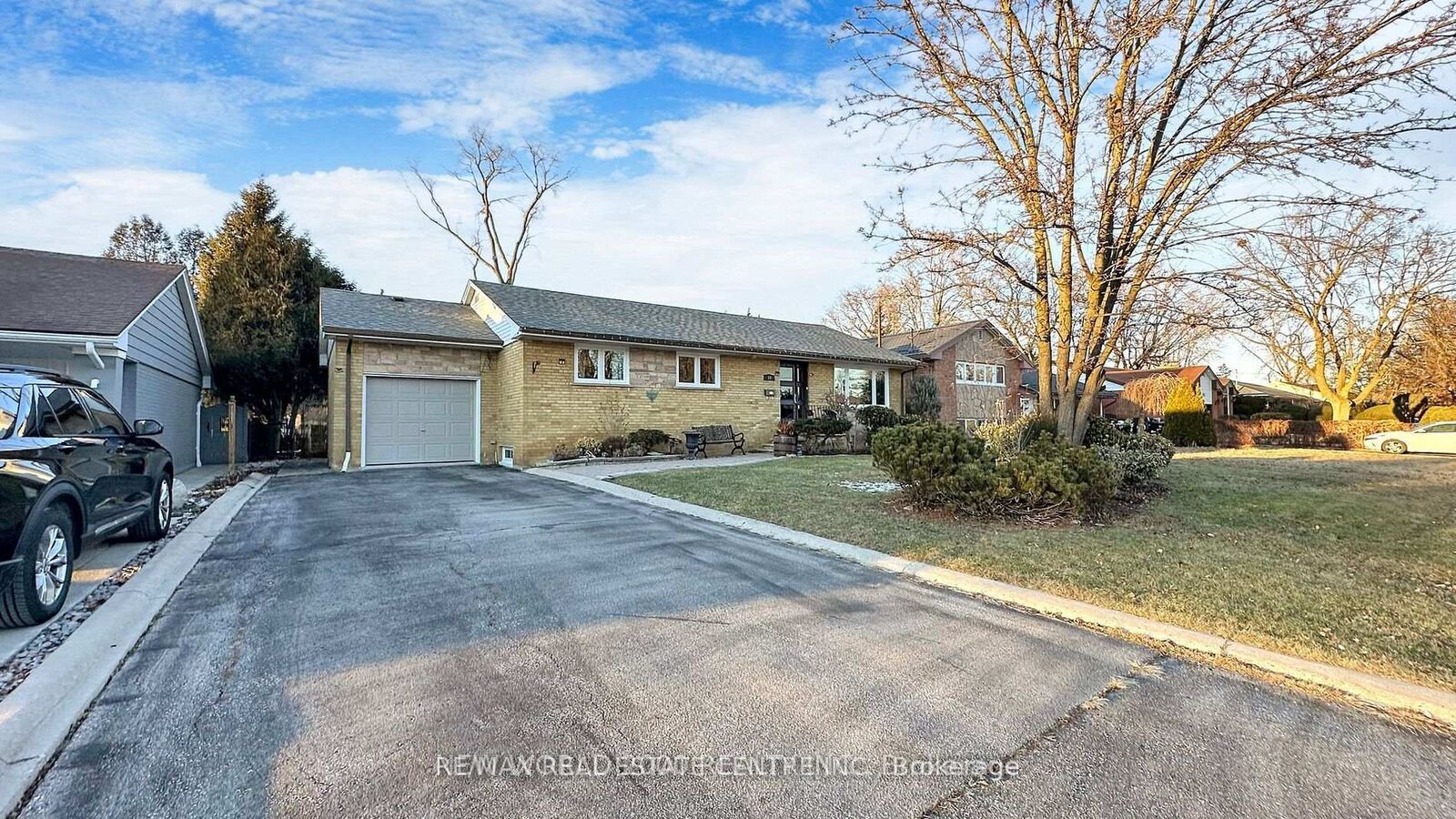 Property Photo:  10 Suburban Drive W  ON L5N 1G5 