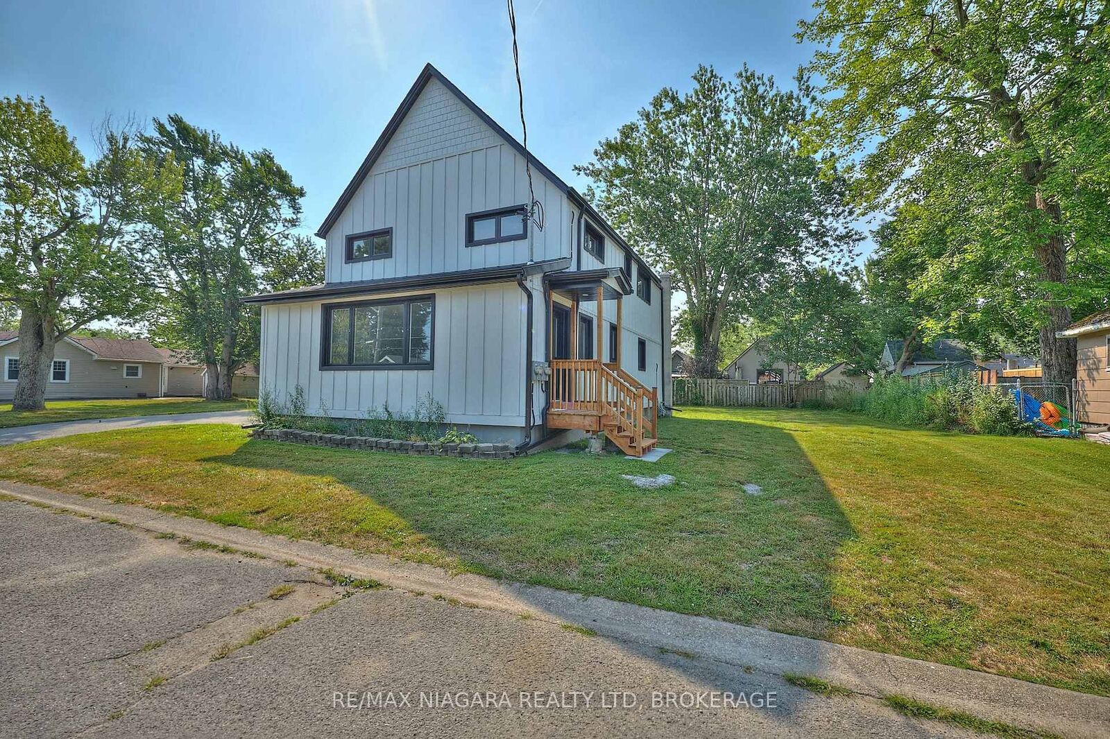 Property Photo: 19 Maccabee Avenue Lower ON L2A 1C7