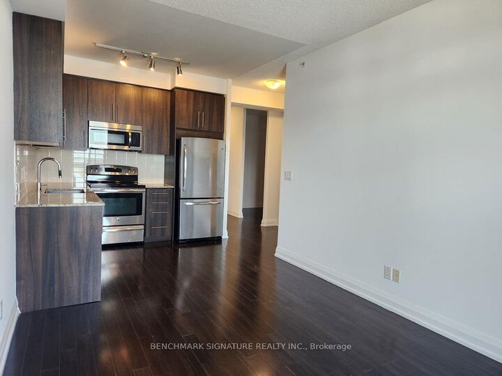 Property Photo:  7161 Yonge Street 518  ON L3T 0C8 