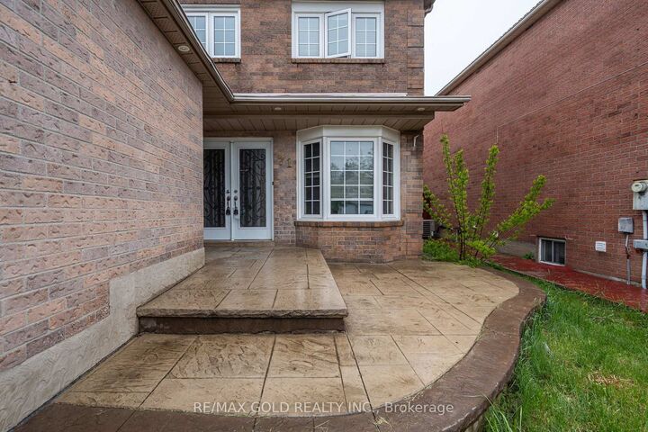 Property Photo:  71 Ravenswood Drive  ON L6Y 4A1 