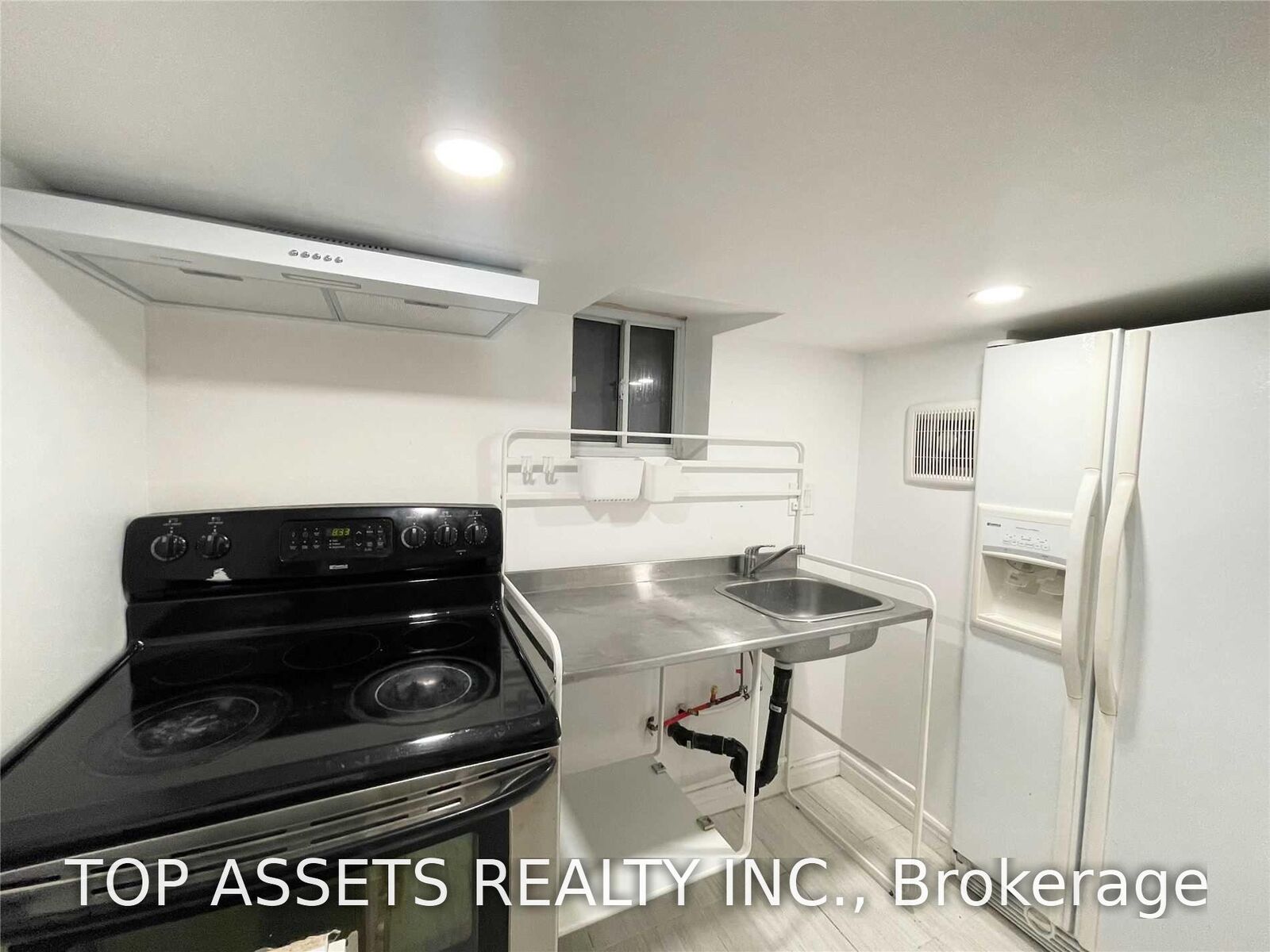 Property Photo:  570 Vaughan Road Lower (One Room)  ON M6C 2R3 