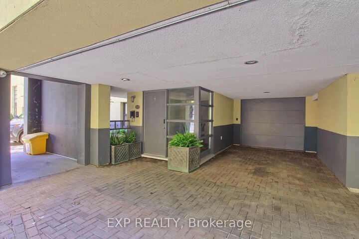 Property Photo: 306 Sackville Street 4 ON M5A 3G2