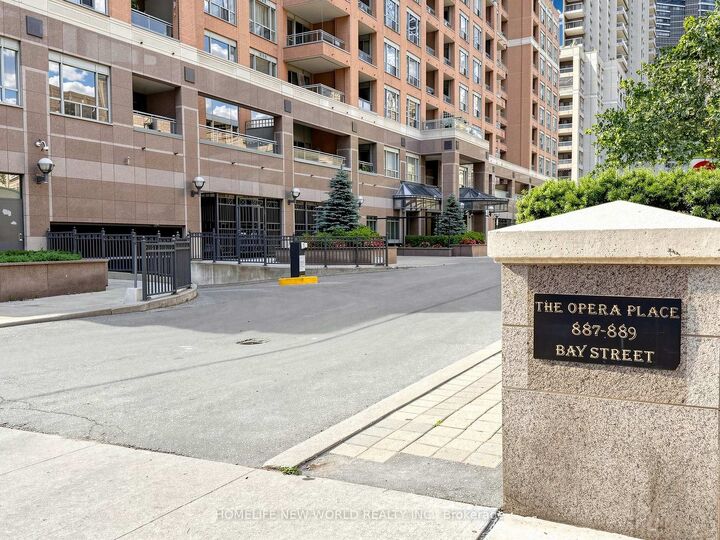 Property Photo: 887 Bay Street #708 ON M5S 3K4