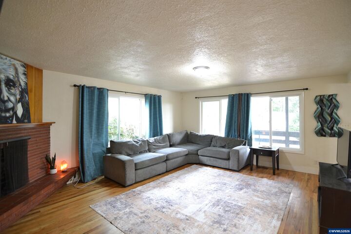 Property Photo:  1005 Glenview Wy NW  OR 97304 