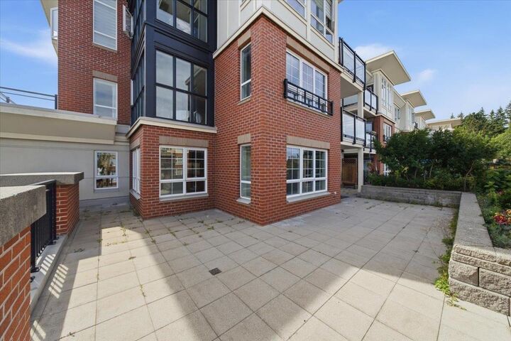 Property Photo:  2940 King George Boulevard 201  BC V4P 0E4 