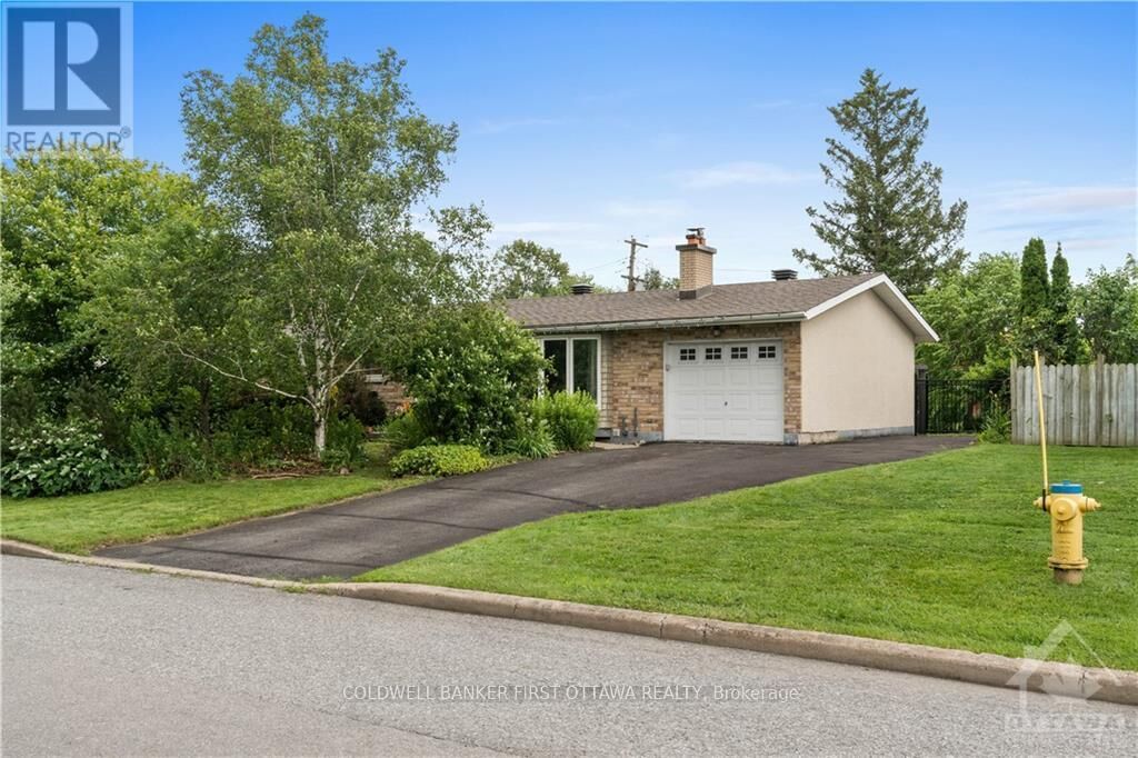 Property Photo: 12 Oakwood Avenue ON K2E 6A5