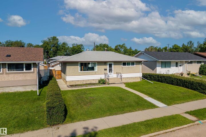 Property Photo:  10534 163 Street NW  AB T5P 3P1 