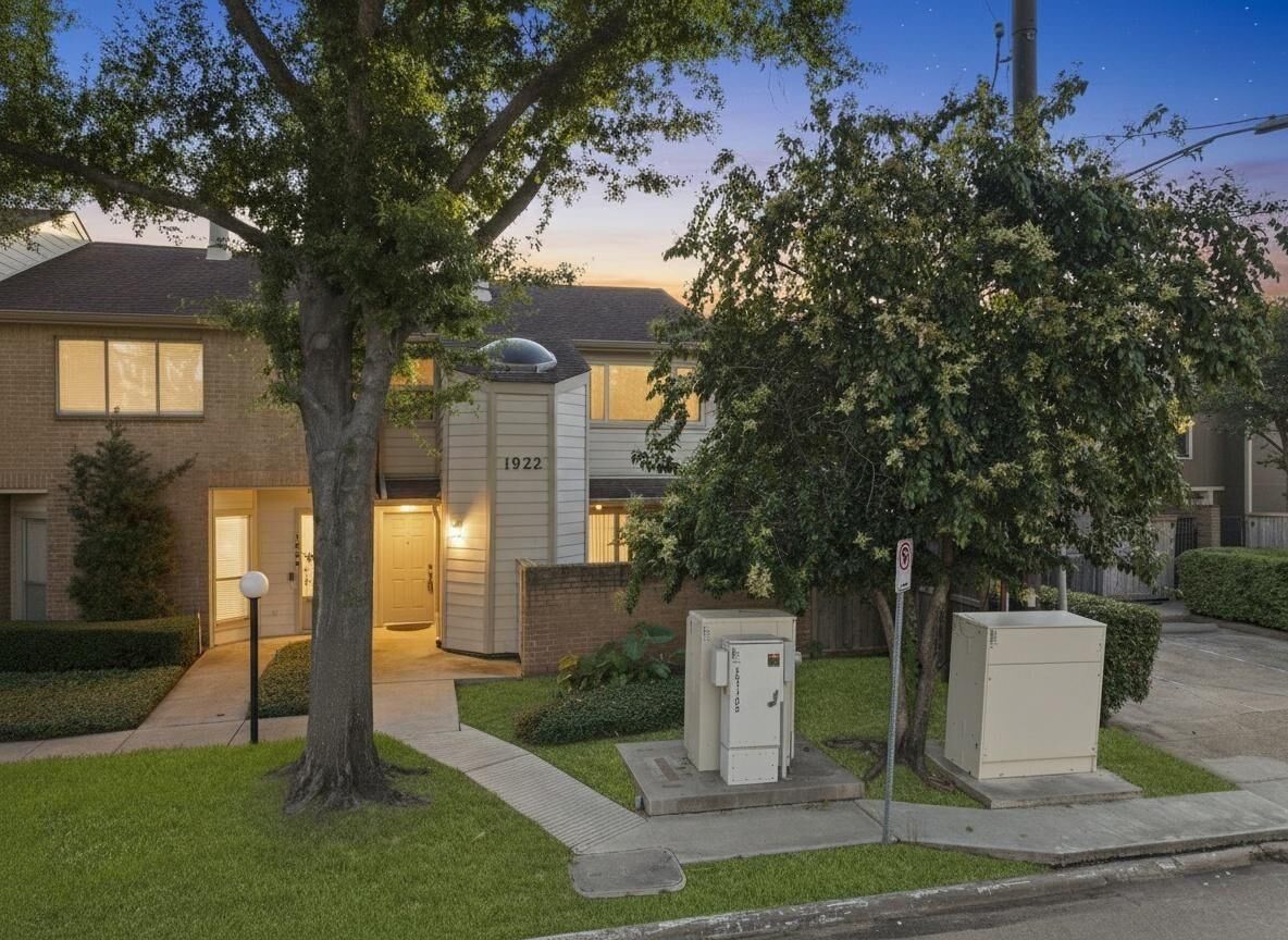 Property Photo: 1922 Augusta Drive 1/16 TX 77057