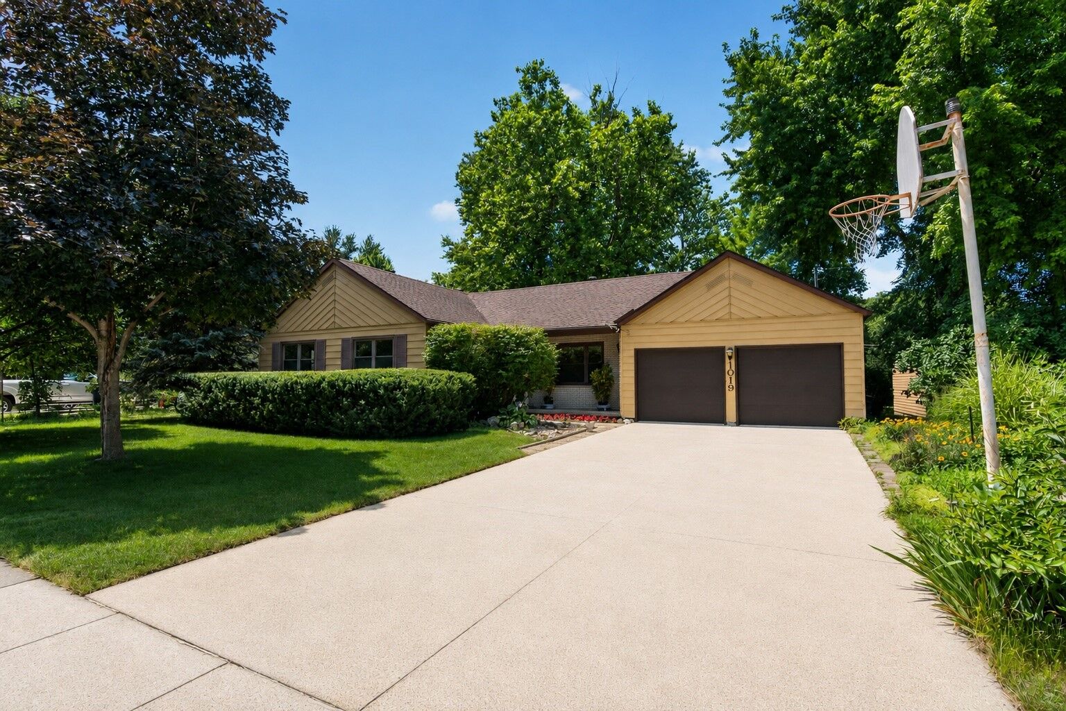 Property Photo: 1019 Arkansas Avenue IA 50014