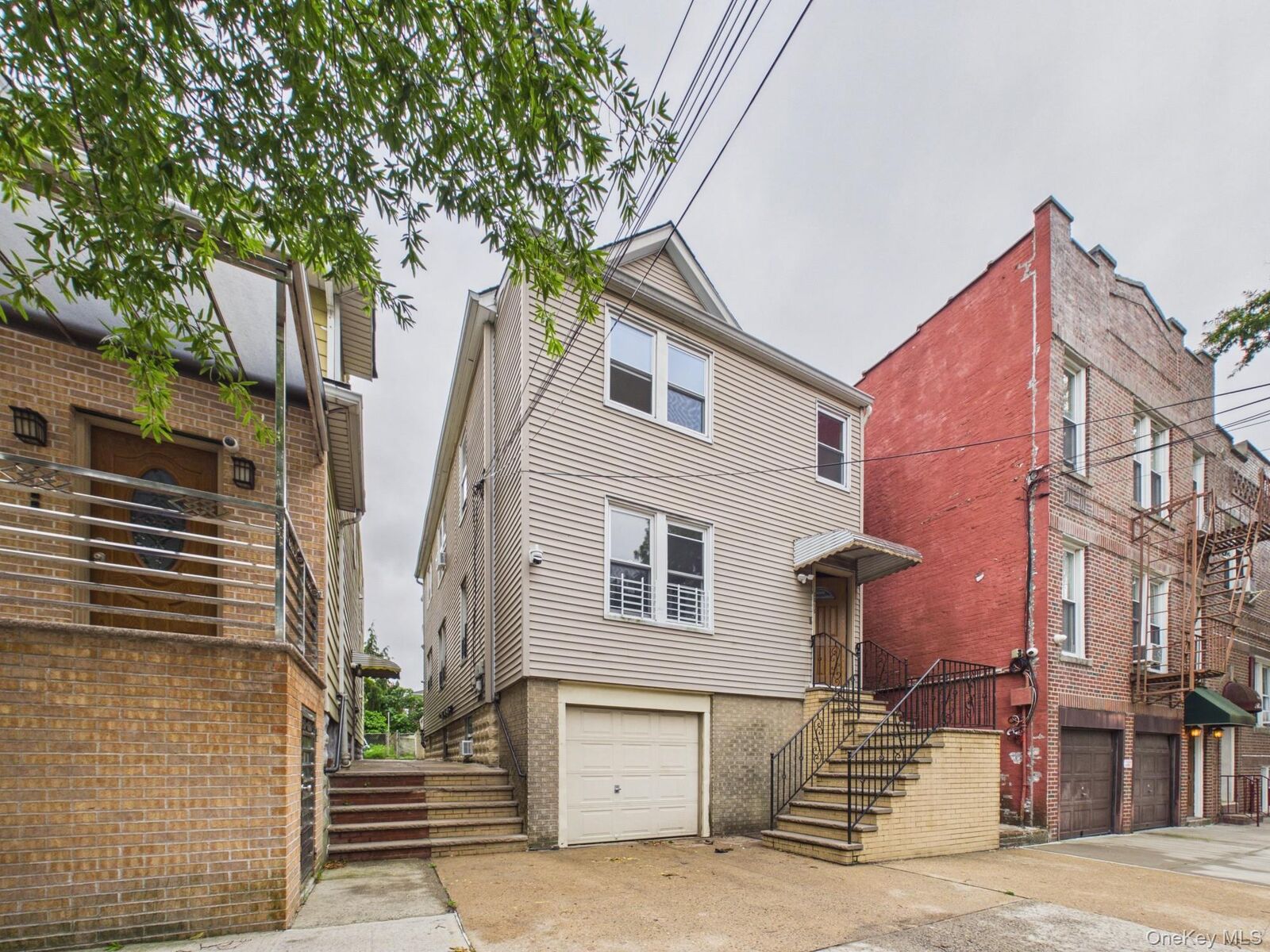 Property Photo:  2858 E 197th Street  NY 10461 