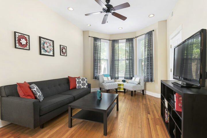 Property Photo: 1512 W School Street 1 IL 60657