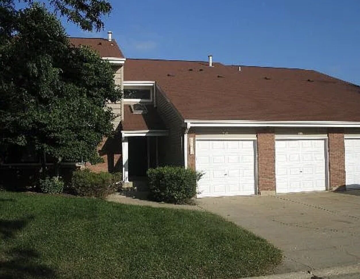 Property Photo: 995 S Pinetree Circle 995 IL 60089