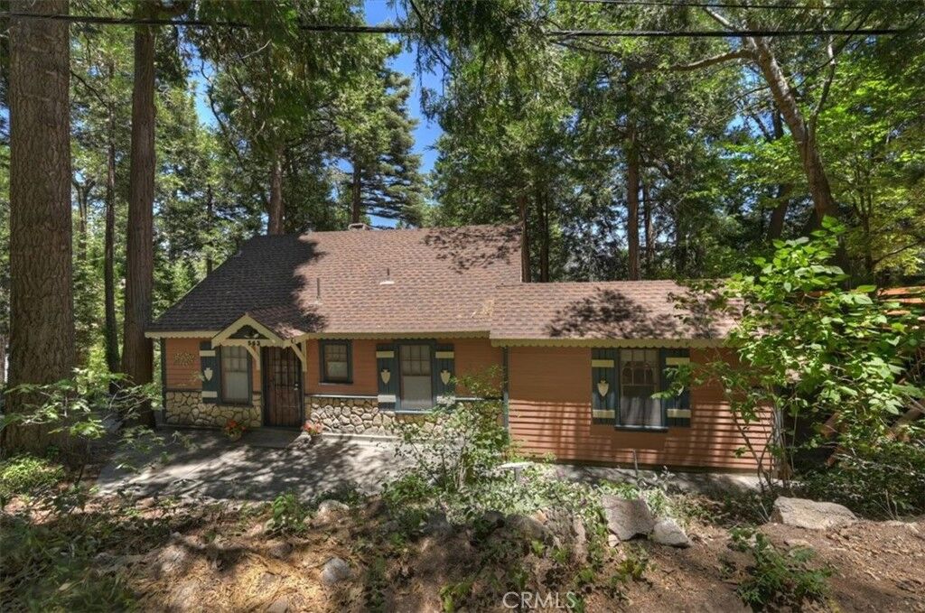 Property Photo: 563 E Victoria Court CA 92352
