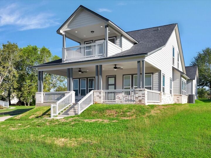 Property Photo:  345 Edgewater Drive  TX 77351 