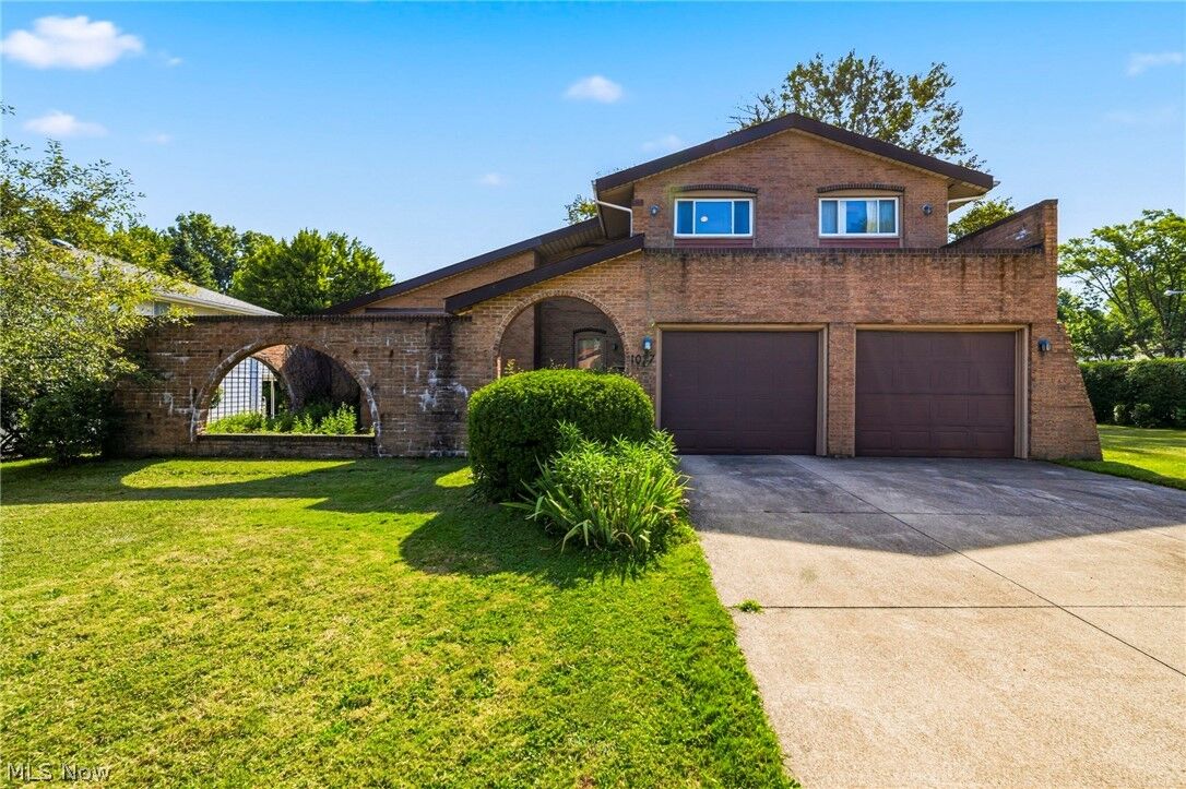 Property Photo: 1077 Brainard Road OH 44143