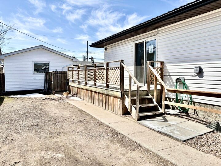 Property Photo:  413 2 Avenue E  AB T0J 2J0 