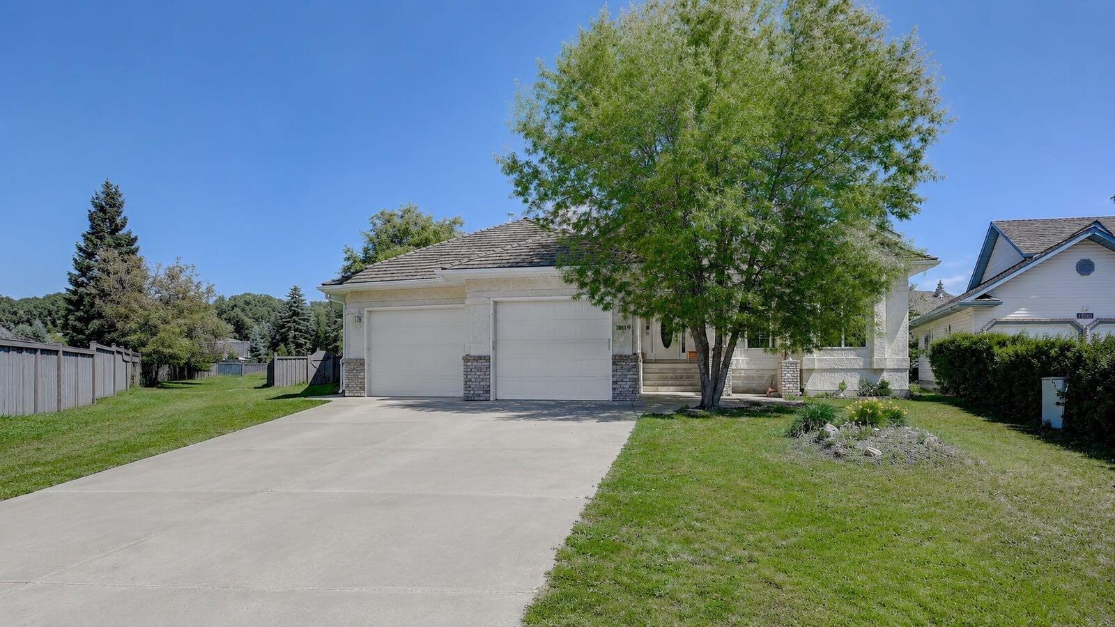 Property Photo: 11819 91A Street AB T8X 1J1