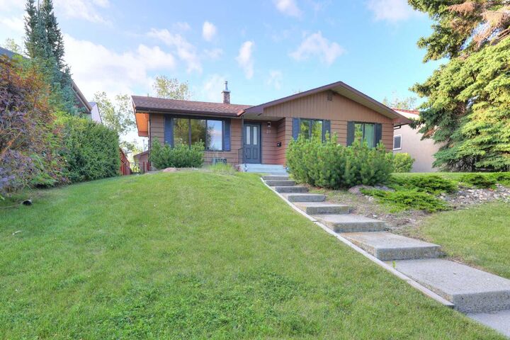 Property Photo: 31 Rosery Drive NW AB T2K 1L4