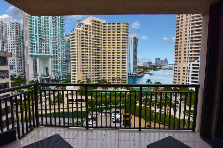 Property Photo:  540 Brickell Key Dr 1414  FL 33131 