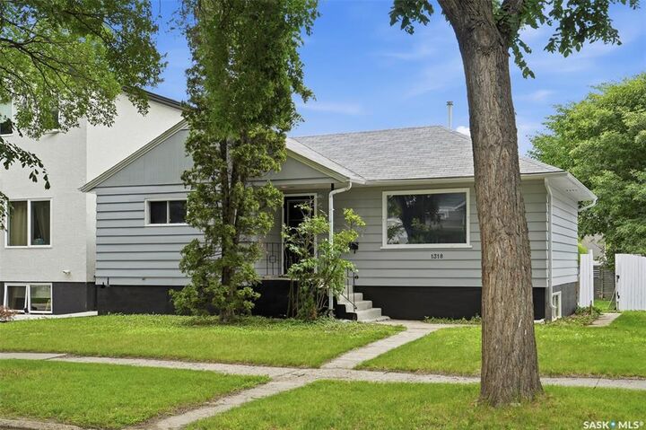 Property Photo: 1318 B Avenue N SK S7L 1G5