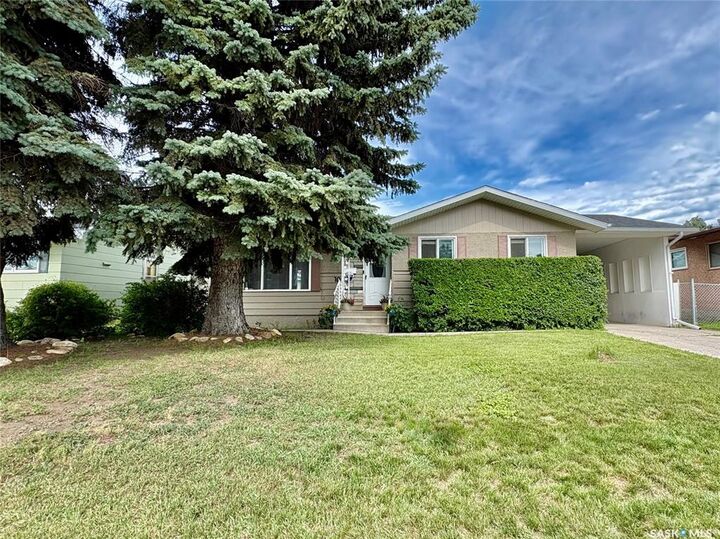 10 Mackie Crescent — photo 1